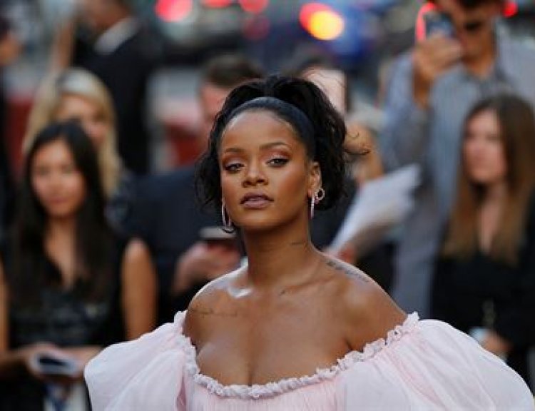 clanek_Svobodná zednářka Rihanna. Náboženské skupiny zpěvačku v Senegalu nechtějí